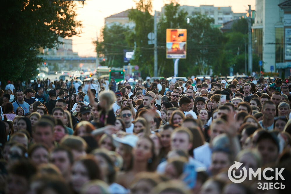 Концерт популярного певца стал кульминацией праздничной программы ко Дню молодёжи в Омске. Фото: Илья Петров