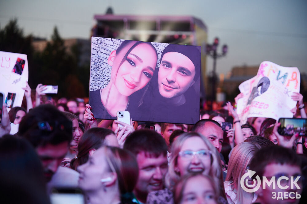 Концерт популярного певца стал кульминацией праздничной программы ко Дню молодёжи в Омске. Фото: Илья Петров