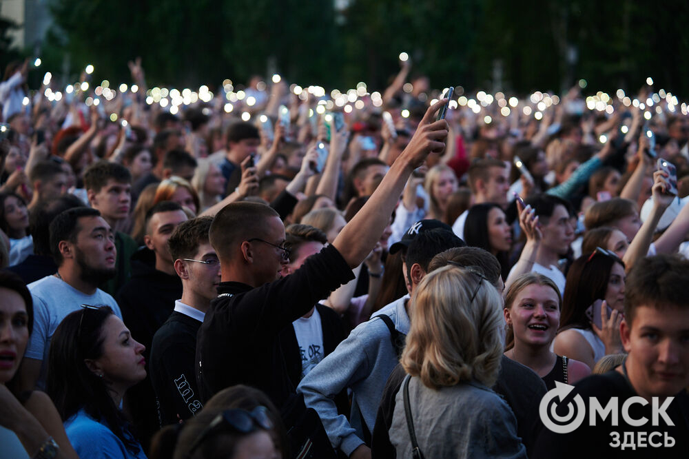 Концерт популярного певца стал кульминацией праздничной программы ко Дню молодёжи в Омске. Фото: Илья Петров