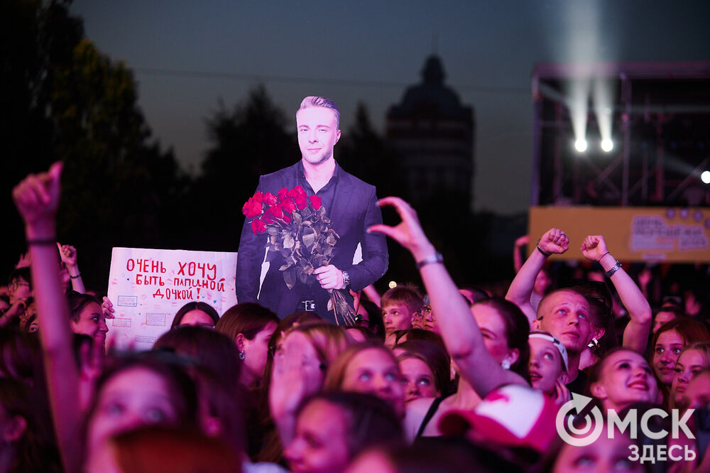 Концерт популярного певца стал кульминацией праздничной программы ко Дню молодёжи в Омске. Фото: Илья Петров