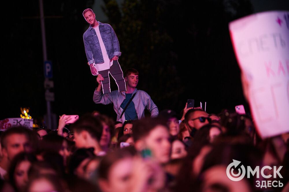 Концерт популярного певца стал кульминацией праздничной программы ко Дню молодёжи в Омске. Фото: Илья Петров