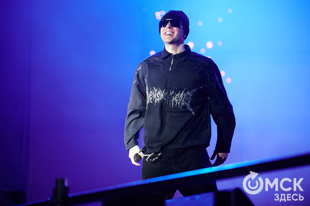 Концерт популярного певца стал кульминацией праздничной программы ко Дню молодёжи в Омске. Фото: Илья Петров
