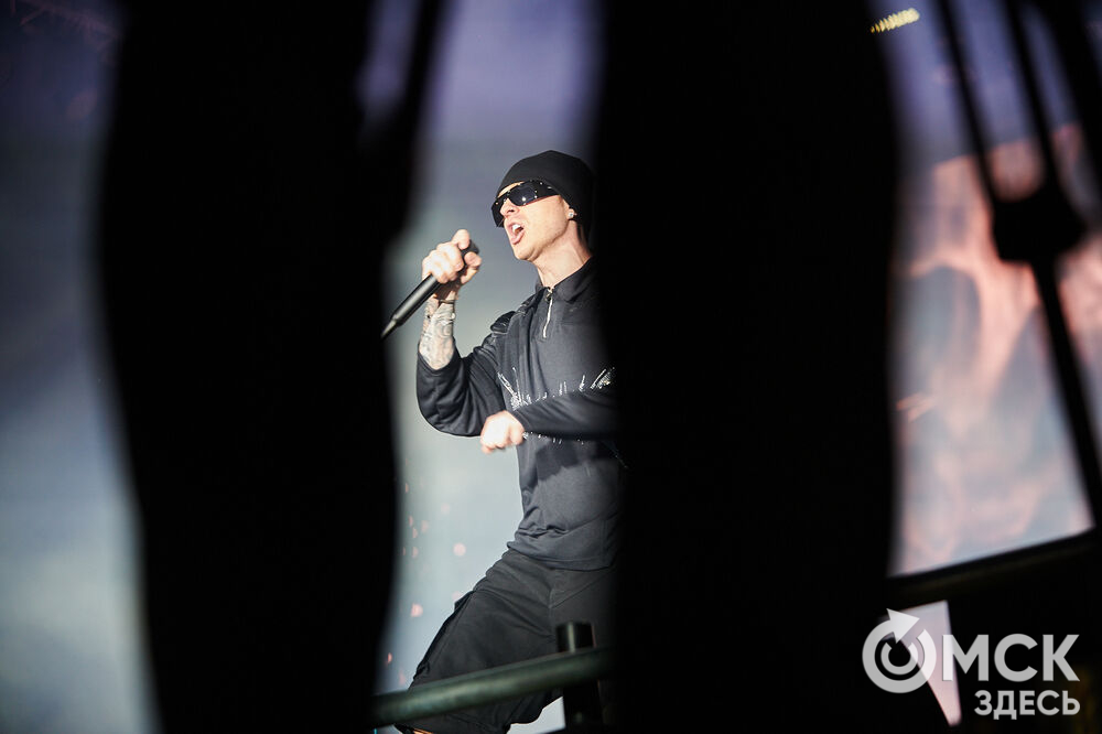 Концерт популярного певца стал кульминацией праздничной программы ко Дню молодёжи в Омске. Фото: Илья Петров
