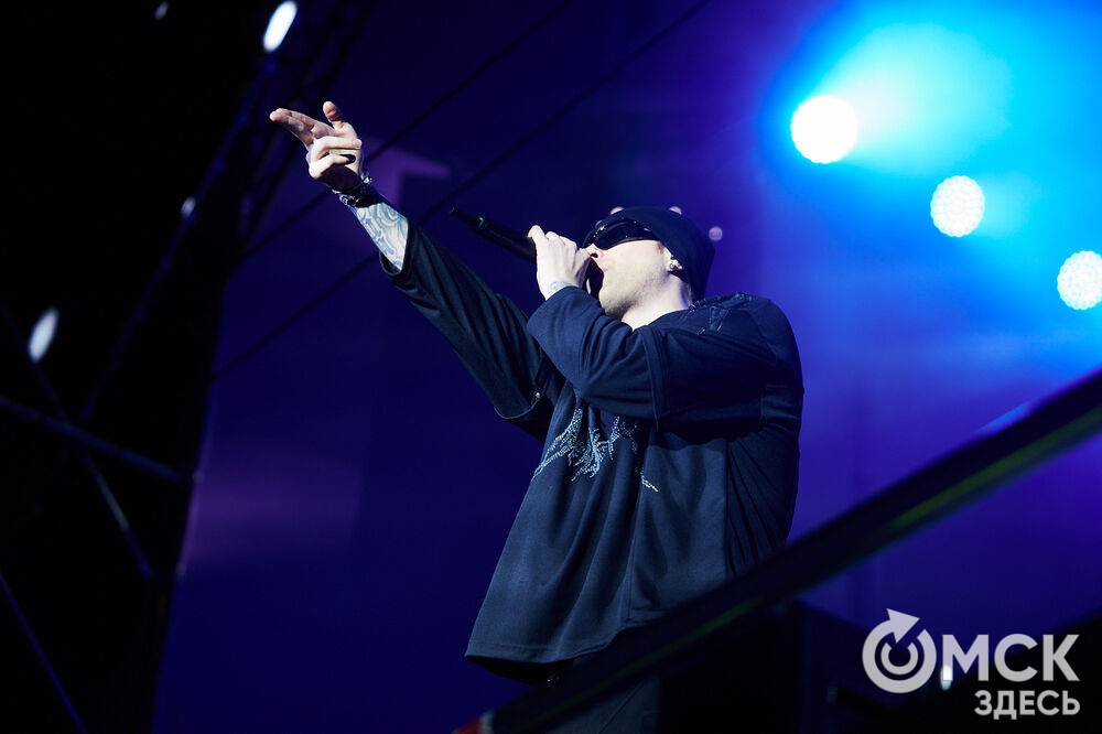 Концерт популярного певца стал кульминацией праздничной программы ко Дню молодёжи в Омске. Фото: Илья Петров