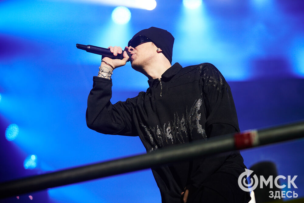Концерт популярного певца стал кульминацией праздничной программы ко Дню молодёжи в Омске. Фото: Илья Петров