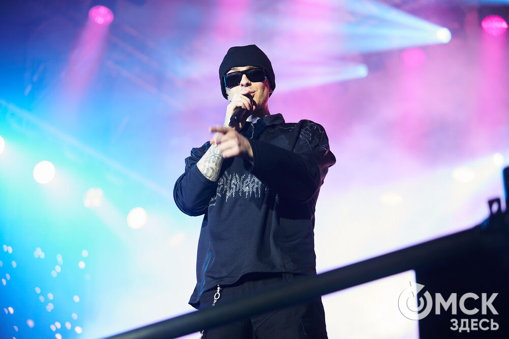 Концерт популярного певца стал кульминацией праздничной программы ко Дню молодёжи в Омске. Фото: Илья Петров