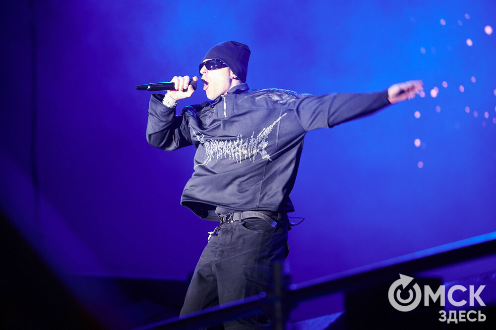 Концерт популярного певца стал кульминацией праздничной программы ко Дню молодёжи в Омске. Фото: Илья Петров