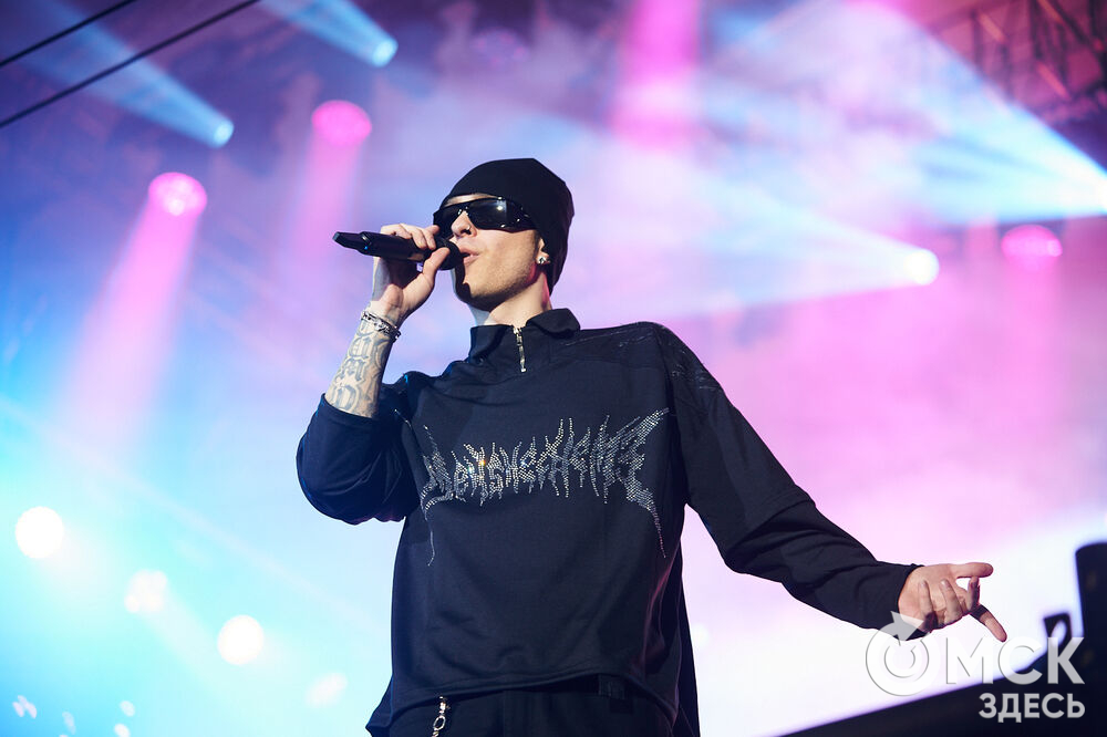 Концерт популярного певца стал кульминацией праздничной программы ко Дню молодёжи в Омске. Фото: Илья Петров