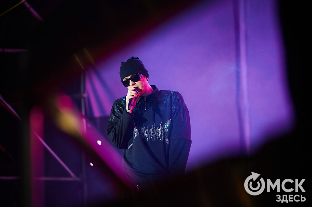 Концерт популярного певца стал кульминацией праздничной программы ко Дню молодёжи в Омске. Фото: Илья Петров