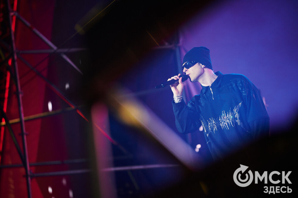 Концерт популярного певца стал кульминацией праздничной программы ко Дню молодёжи в Омске. Фото: Илья Петров