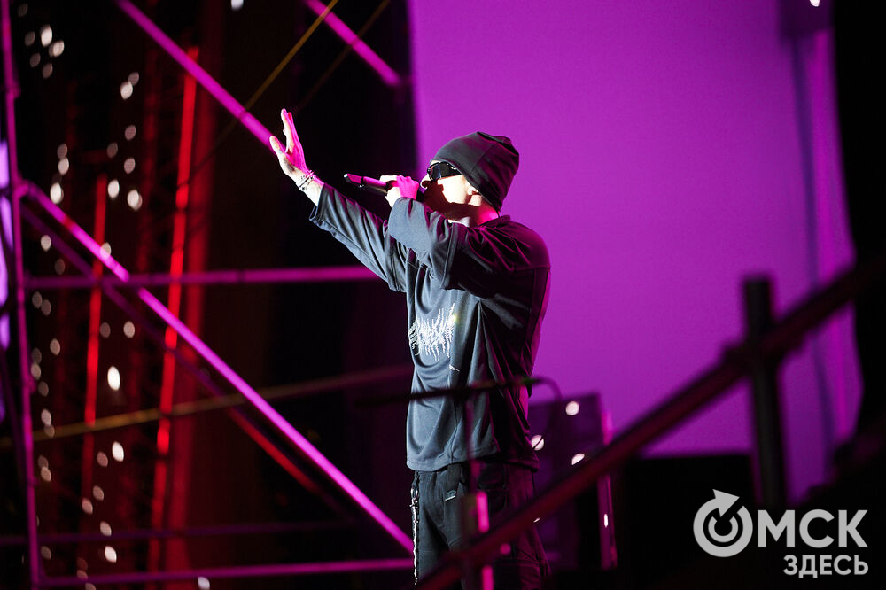Концерт популярного певца стал кульминацией праздничной программы ко Дню молодёжи в Омске. Фото: Илья Петров