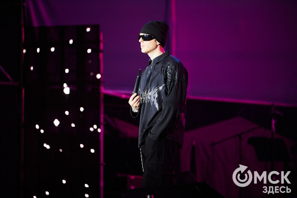 Концерт популярного певца стал кульминацией праздничной программы ко Дню молодёжи в Омске. Фото: Илья Петров