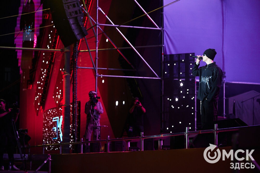 Концерт популярного певца стал кульминацией праздничной программы ко Дню молодёжи в Омске. Фото: Илья Петров