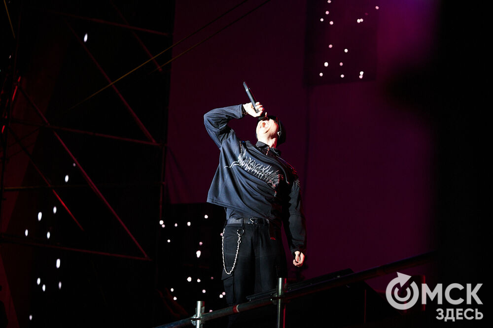 Концерт популярного певца стал кульминацией праздничной программы ко Дню молодёжи в Омске. Фото: Илья Петров