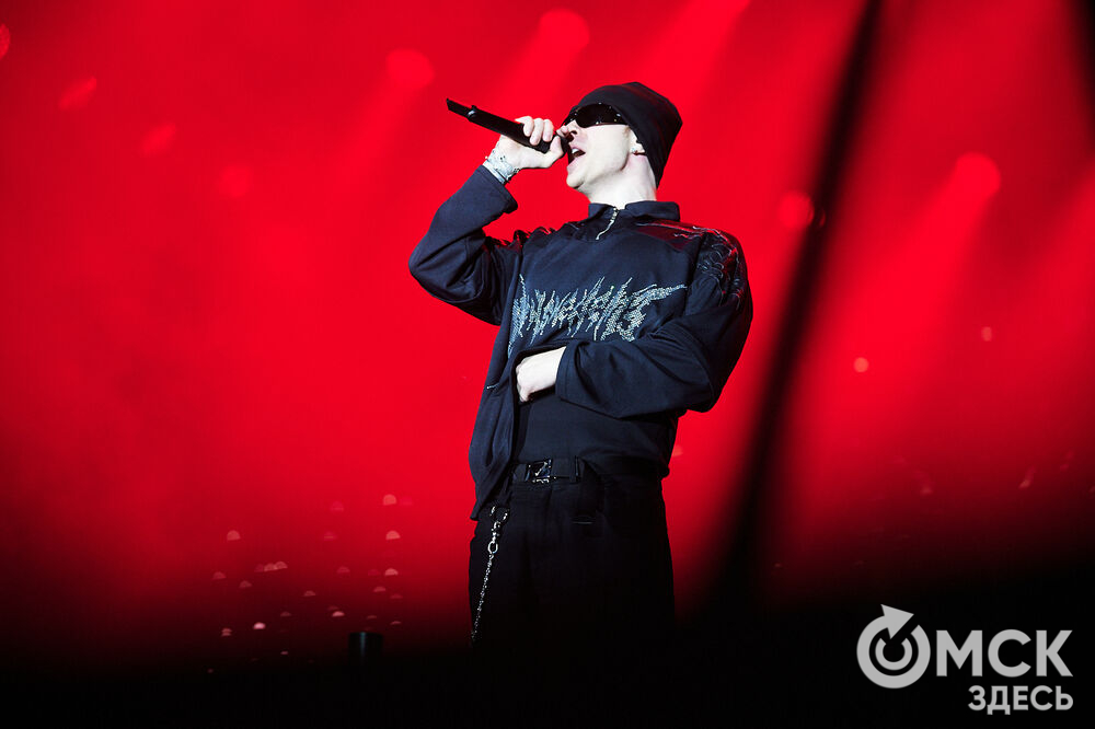 Концерт популярного певца стал кульминацией праздничной программы ко Дню молодёжи в Омске. Фото: Илья Петров