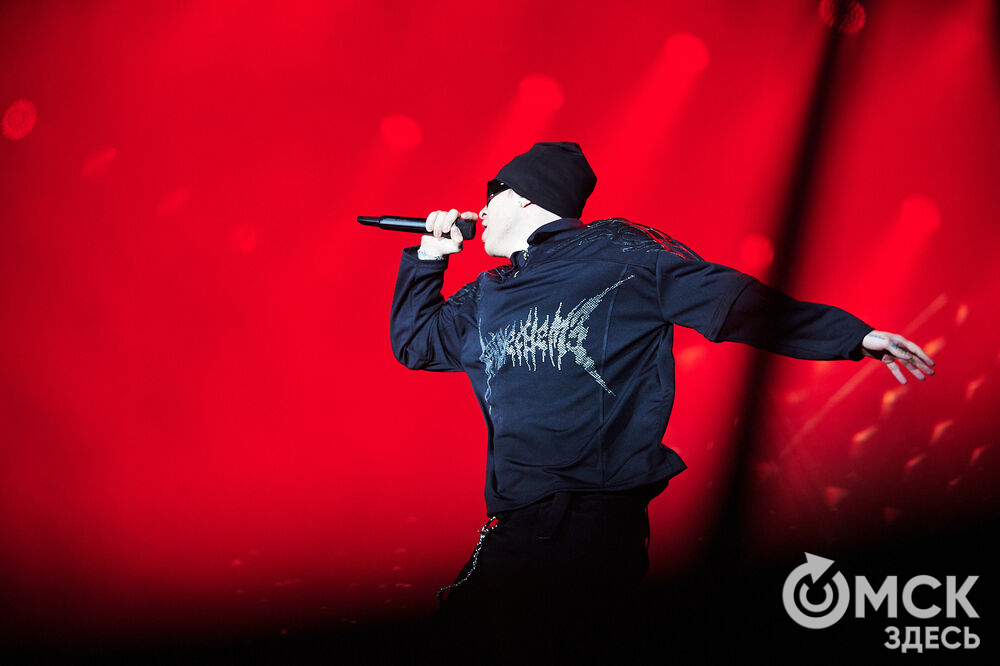 Концерт популярного певца стал кульминацией праздничной программы ко Дню молодёжи в Омске. Фото: Илья Петров