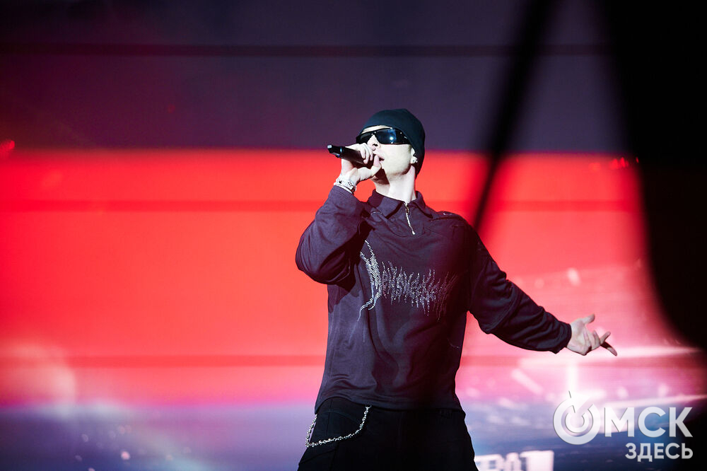 Концерт популярного певца стал кульминацией праздничной программы ко Дню молодёжи в Омске. Фото: Илья Петров