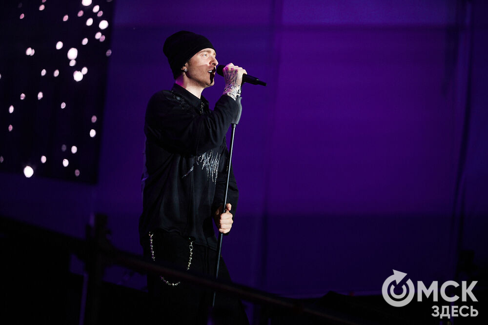 Концерт популярного певца стал кульминацией праздничной программы ко Дню молодёжи в Омске. Фото: Илья Петров