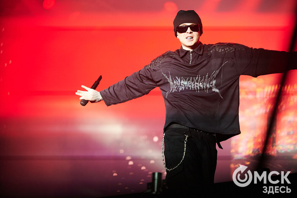 Концерт популярного певца стал кульминацией праздничной программы ко Дню молодёжи в Омске. Фото: Илья Петров