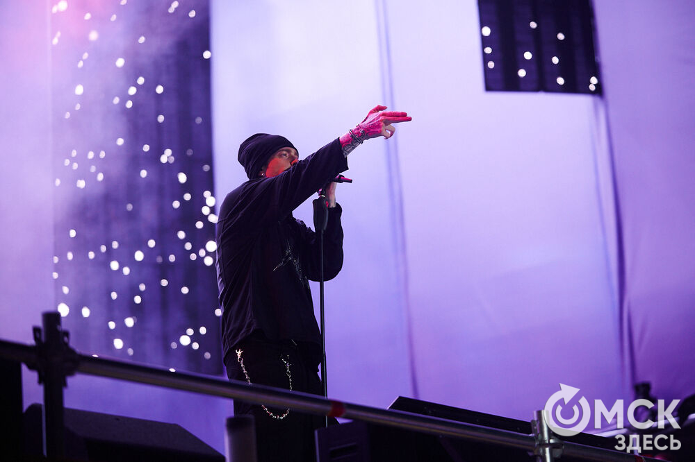 Концерт популярного певца стал кульминацией праздничной программы ко Дню молодёжи в Омске. Фото: Илья Петров