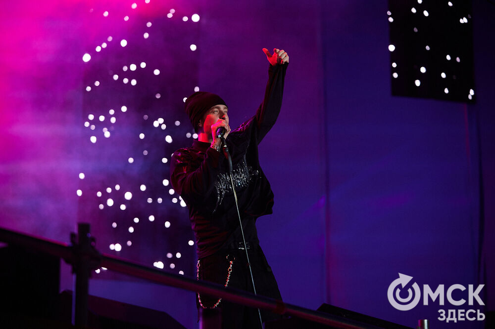 Концерт популярного певца стал кульминацией праздничной программы ко Дню молодёжи в Омске. Фото: Илья Петров