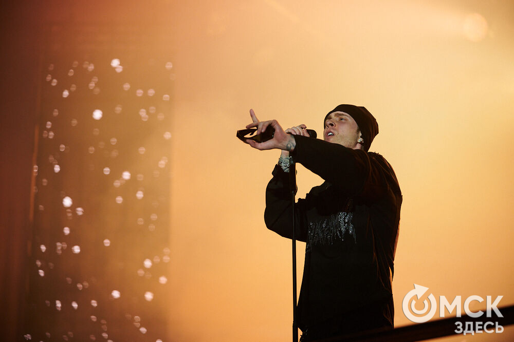 Концерт популярного певца стал кульминацией праздничной программы ко Дню молодёжи в Омске. Фото: Илья Петров