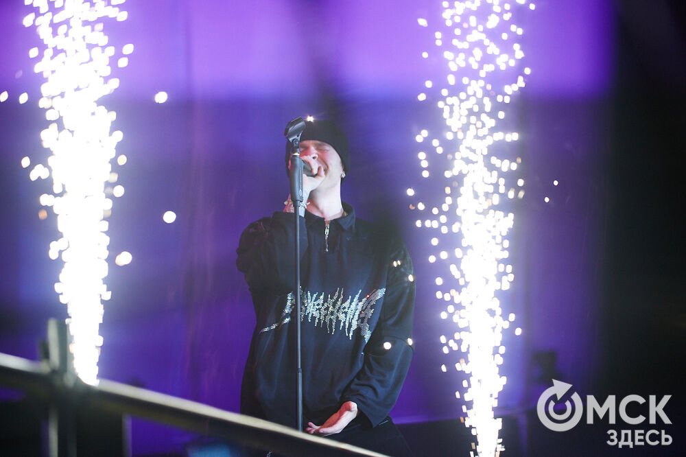 Концерт популярного певца стал кульминацией праздничной программы ко Дню молодёжи в Омске. Фото: Илья Петров