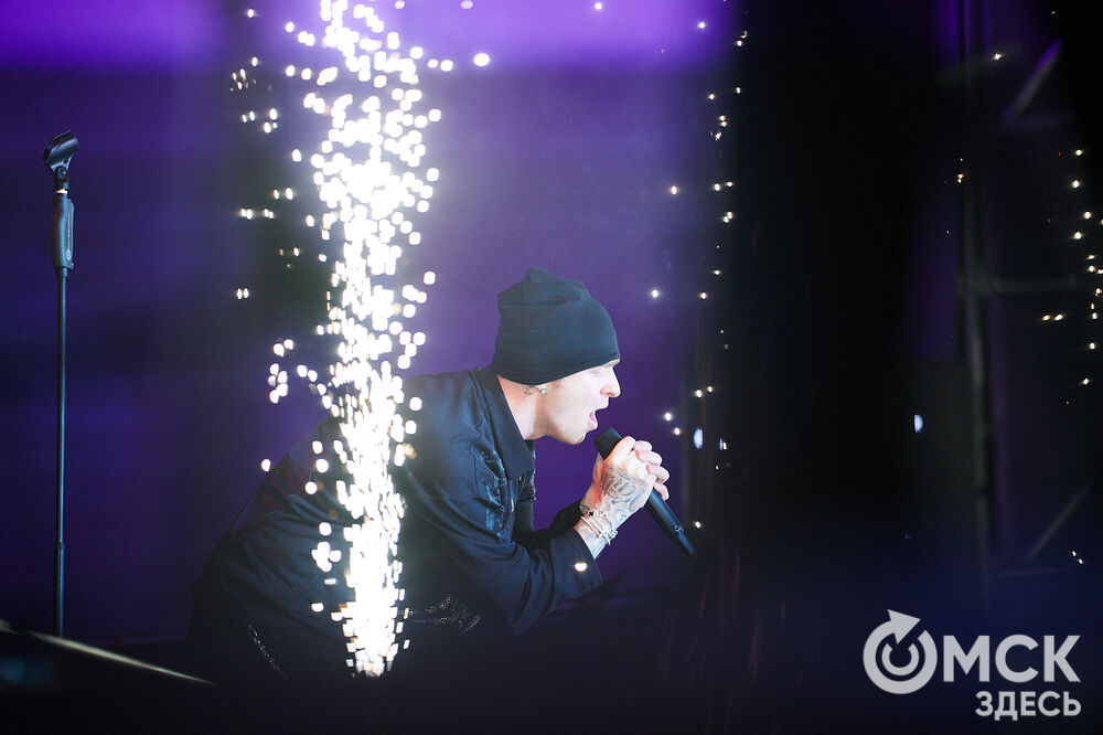 Концерт популярного певца стал кульминацией праздничной программы ко Дню молодёжи в Омске. Фото: Илья Петров