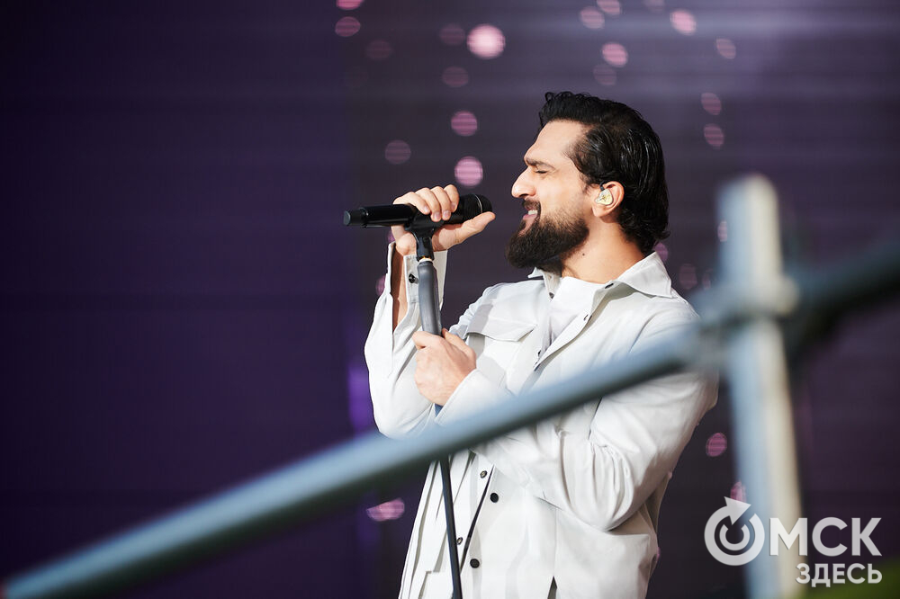 Певец JONY выступил под открытым омским небом. Фото: Илья Петров