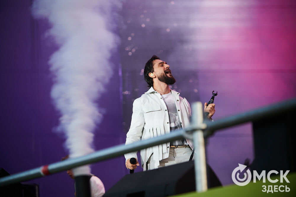 Певец JONY выступил под открытым омским небом. Фото: Илья Петров