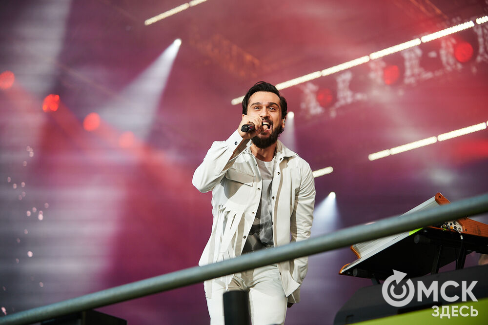 Певец JONY выступил под открытым омским небом. Фото: Илья Петров