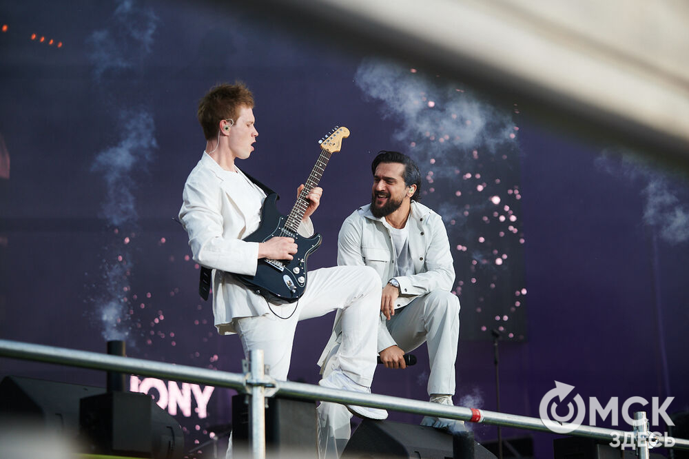 Певец JONY выступил под открытым омским небом. Фото: Илья Петров