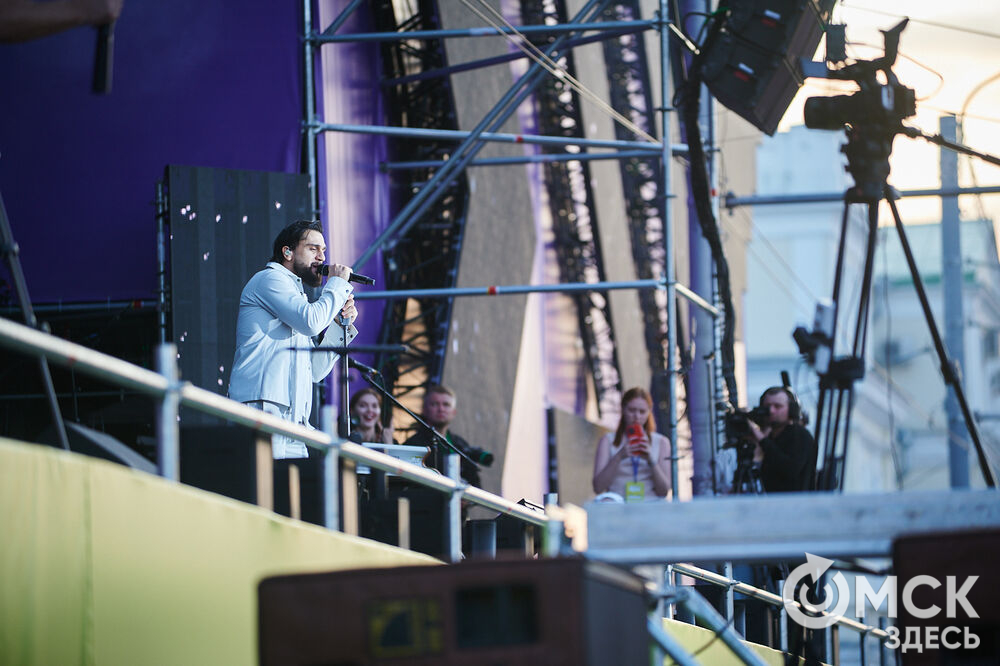 Певец JONY выступил под открытым омским небом. Фото: Илья Петров