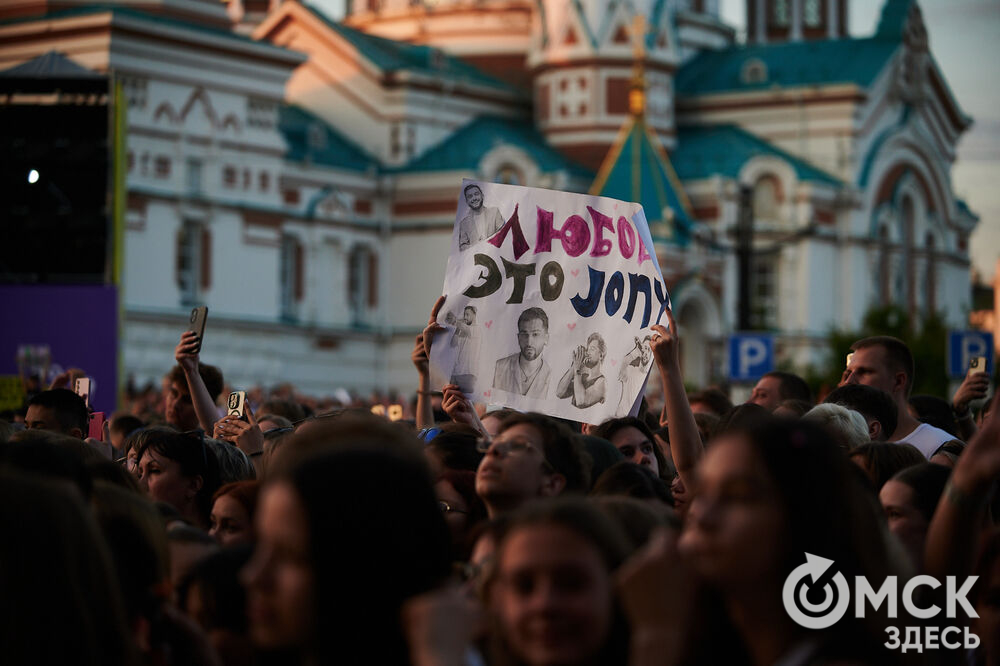 Певец JONY выступил под открытым омским небом. Фото: Илья Петров