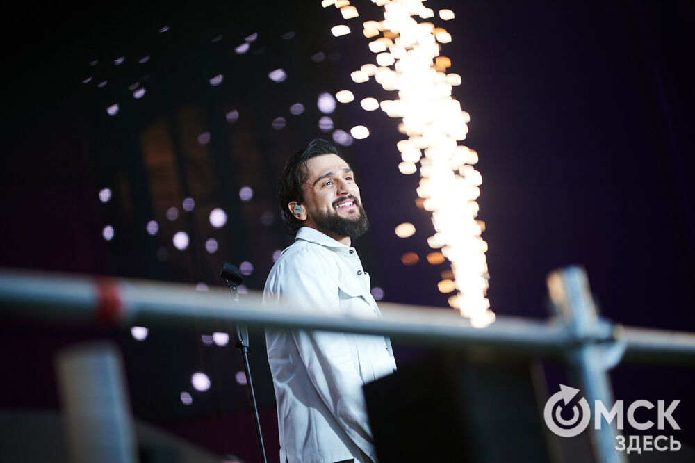 Певец JONY выступил под открытым омским небом. Фото: Илья Петров