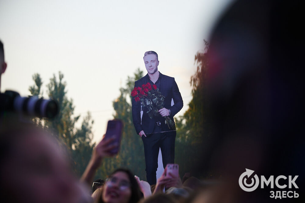 Концерт популярного певца стал кульминацией праздничной программы ко Дню молодёжи в Омске. Фото: Илья Петров