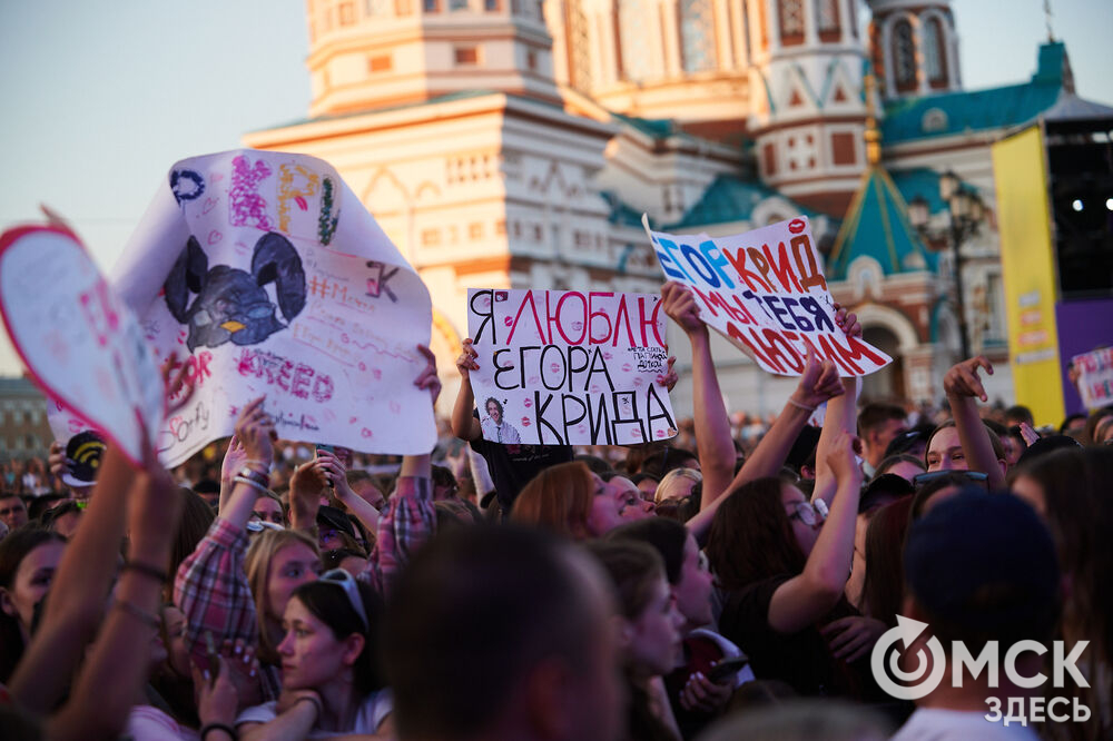 Концерт популярного певца стал кульминацией праздничной программы ко Дню молодёжи в Омске. Фото: Илья Петров