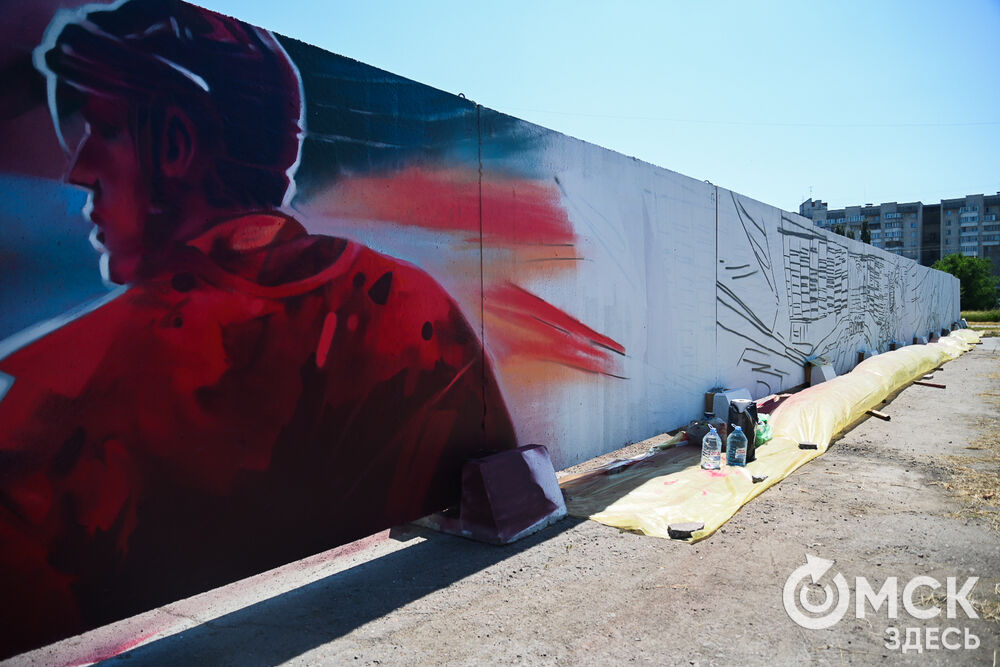 На бетонном заборе вокруг спорткомплекса имени Виктора Блинова теперь красуются красочные рисунки, отражающие историю ХК "Авангард". Фото: Илья Петров