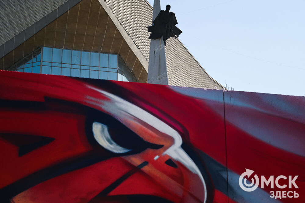 На бетонном заборе вокруг спорткомплекса имени Виктора Блинова теперь красуются красочные рисунки, отражающие историю ХК "Авангард". Фото: Илья Петров