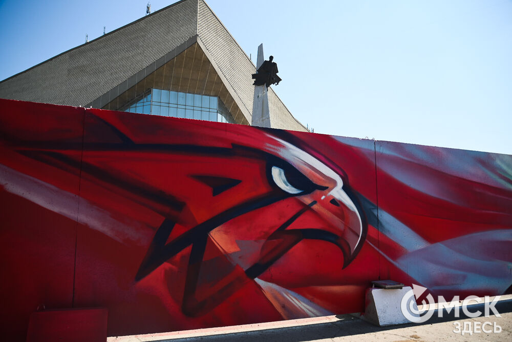 На бетонном заборе вокруг спорткомплекса имени Виктора Блинова теперь красуются красочные рисунки, отражающие историю ХК "Авангард". Фото: Илья Петров