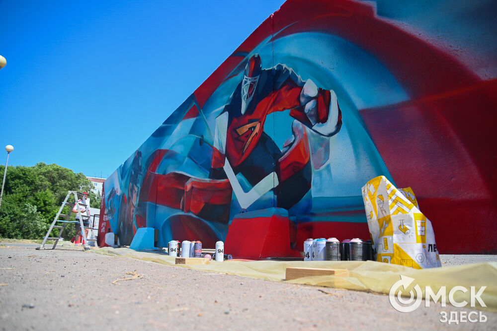 На бетонном заборе вокруг спорткомплекса имени Виктора Блинова теперь красуются красочные рисунки, отражающие историю ХК "Авангард". Фото: Илья Петров
