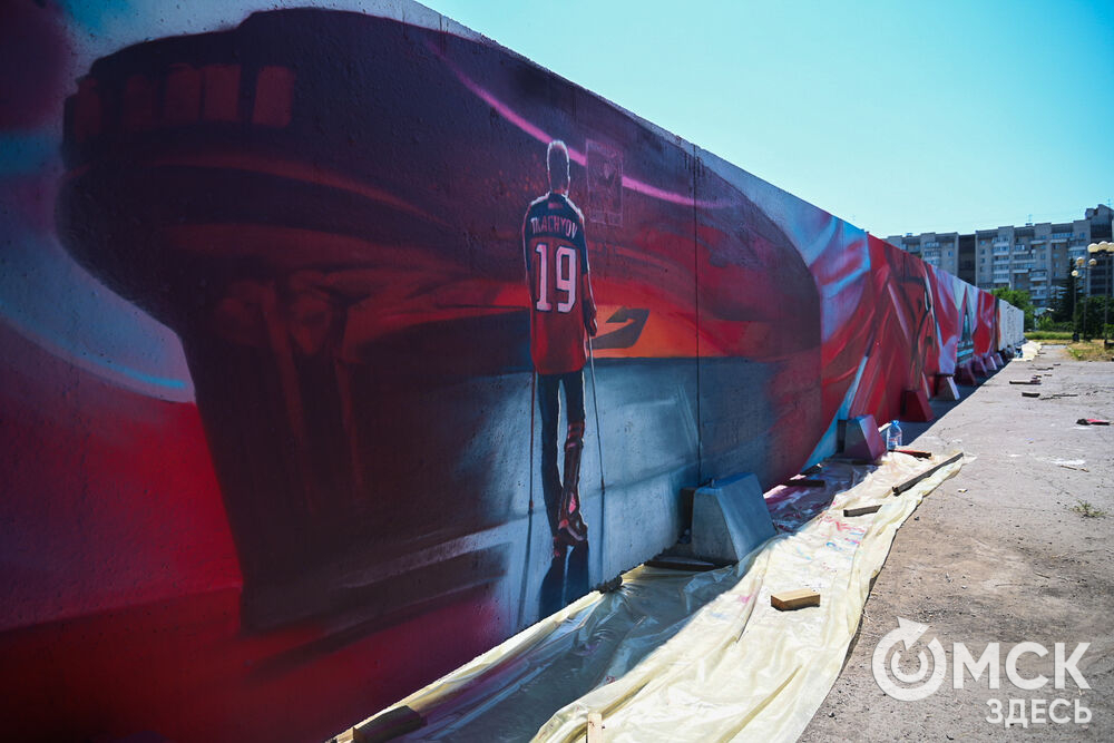 На бетонном заборе вокруг спорткомплекса имени Виктора Блинова теперь красуются красочные рисунки, отражающие историю ХК "Авангард". Фото: Илья Петров