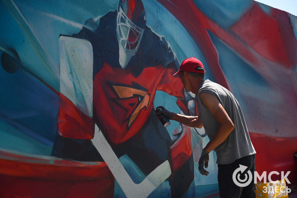 На бетонном заборе вокруг спорткомплекса имени Виктора Блинова теперь красуются красочные рисунки, отражающие историю ХК "Авангард". Фото: Илья Петров