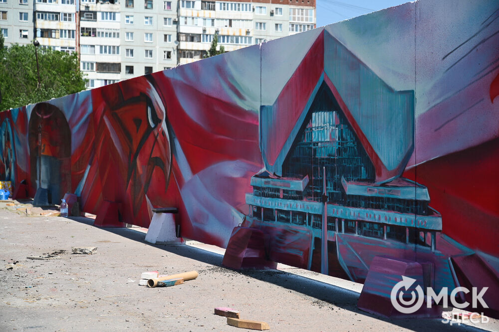 На бетонном заборе вокруг спорткомплекса имени Виктора Блинова теперь красуются красочные рисунки, отражающие историю ХК "Авангард". Фото: Илья Петров