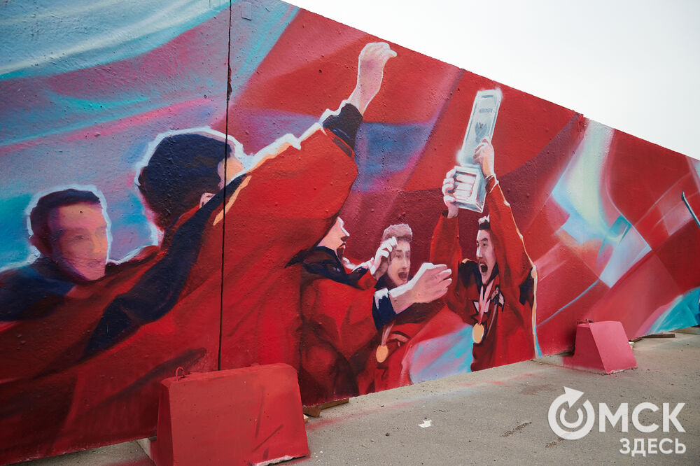 На бетонном заборе вокруг спорткомплекса имени Виктора Блинова теперь красуются красочные рисунки, отражающие историю ХК "Авангард". Фото: Илья Петров