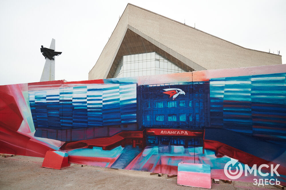 На бетонном заборе вокруг спорткомплекса имени Виктора Блинова теперь красуются красочные рисунки, отражающие историю ХК "Авангард". Фото: Илья Петров