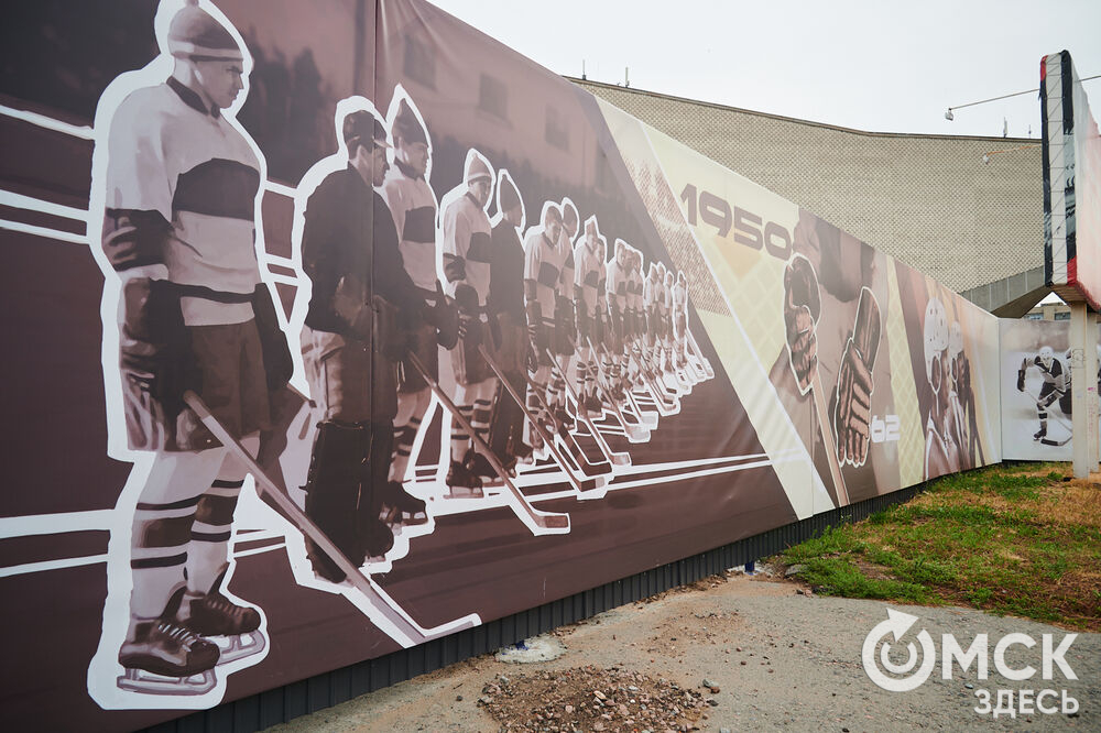 На бетонном заборе вокруг спорткомплекса имени Виктора Блинова теперь красуются красочные рисунки, отражающие историю ХК "Авангард". Фото: Илья Петров