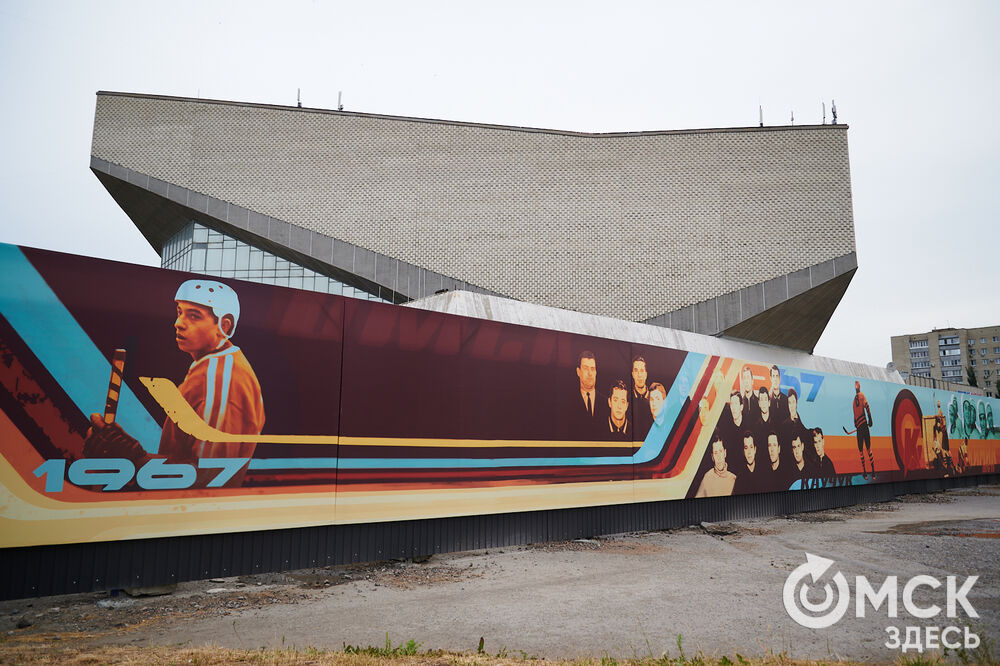 На бетонном заборе вокруг спорткомплекса имени Виктора Блинова теперь красуются красочные рисунки, отражающие историю ХК "Авангард". Фото: Илья Петров