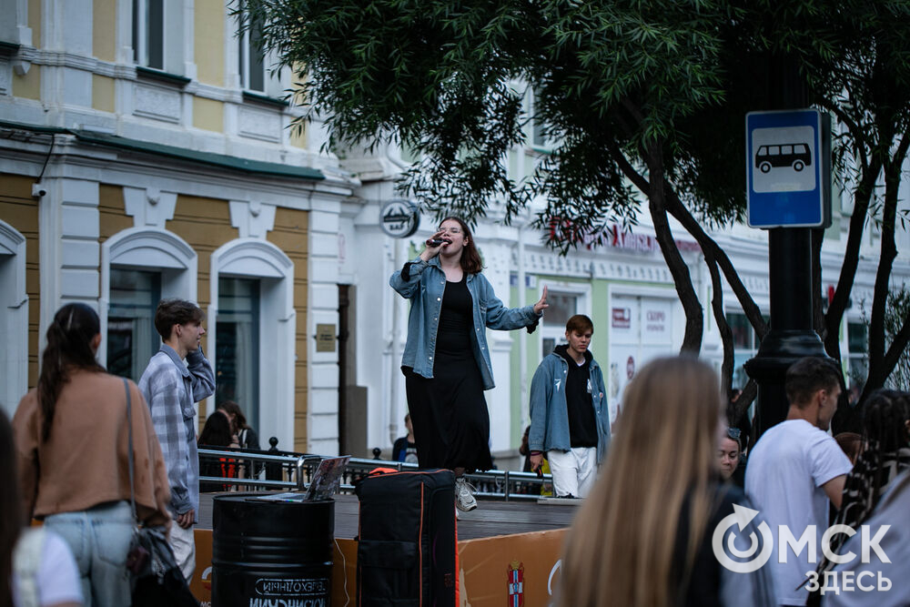 Омичи провели вечер пятницы на "Пешеходном Любинском". Фото: Елизавета Медведева