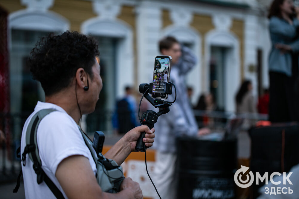 Омичи провели вечер пятницы на "Пешеходном Любинском". Фото: Елизавета Медведева